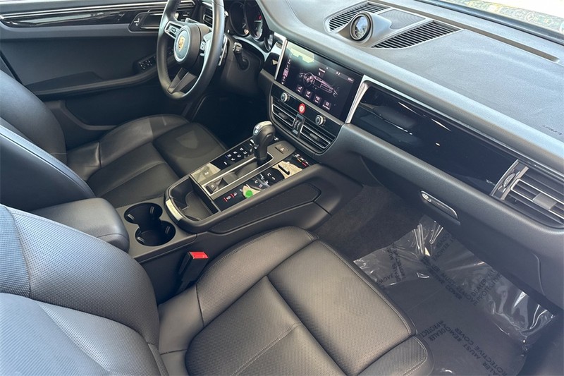 Porsche Macan Vehicle Full-screen Gallery Image 15