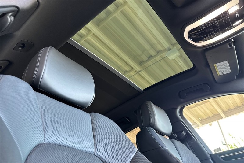 Porsche Macan Vehicle Full-screen Gallery Image 16