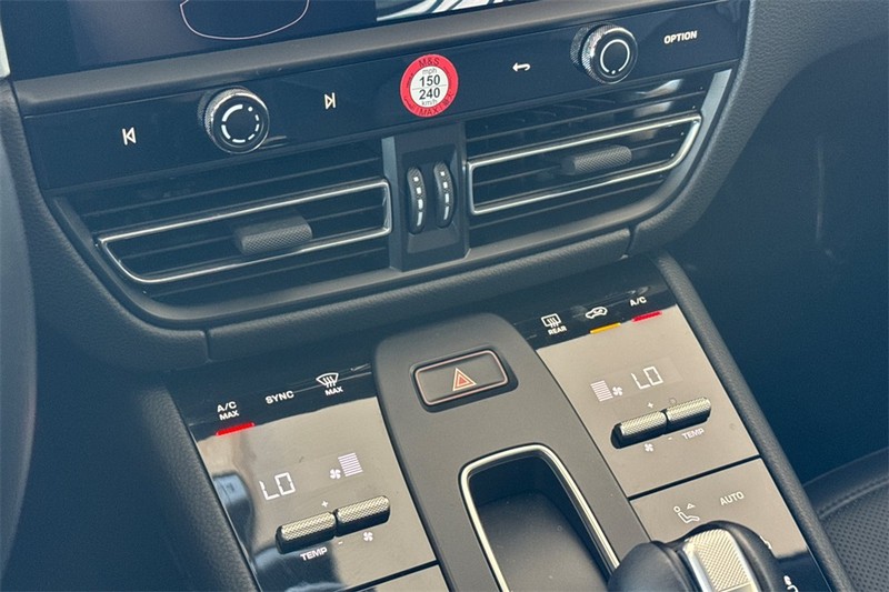 Porsche Macan Vehicle Full-screen Gallery Image 20