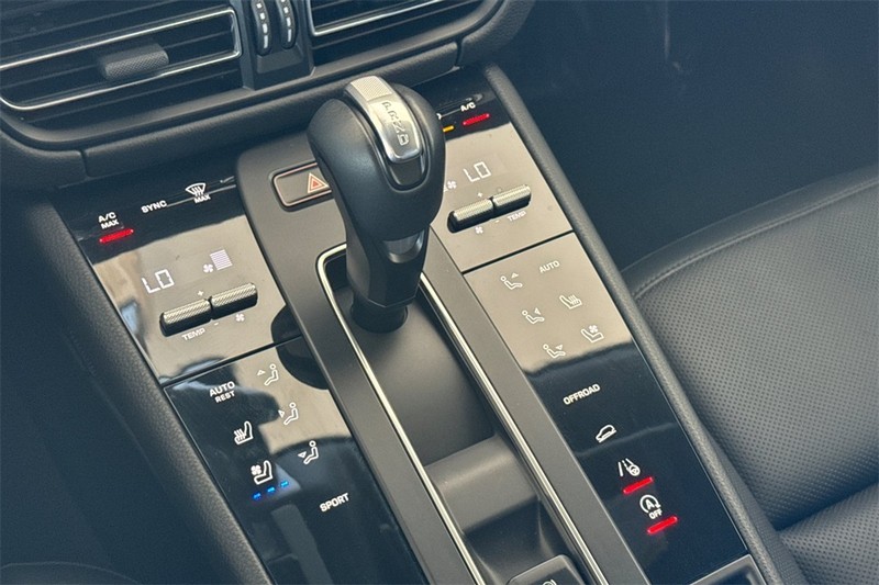 Porsche Macan Vehicle Full-screen Gallery Image 21