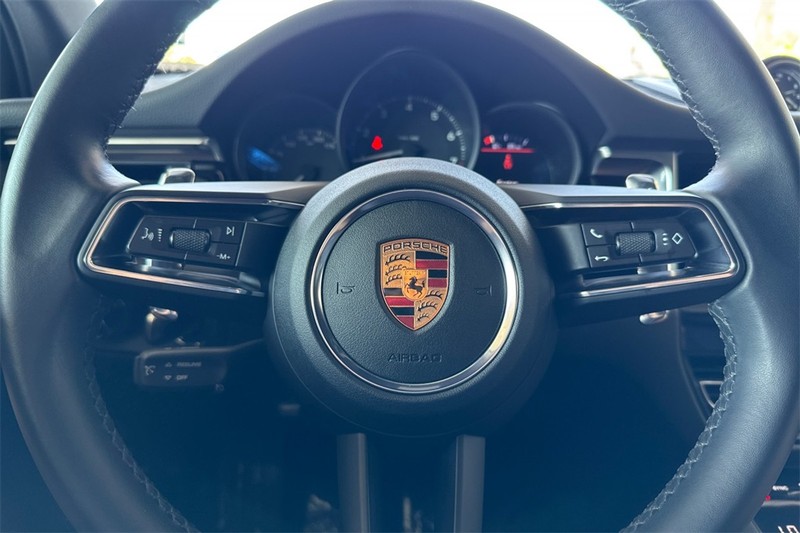 Porsche Macan Vehicle Full-screen Gallery Image 22