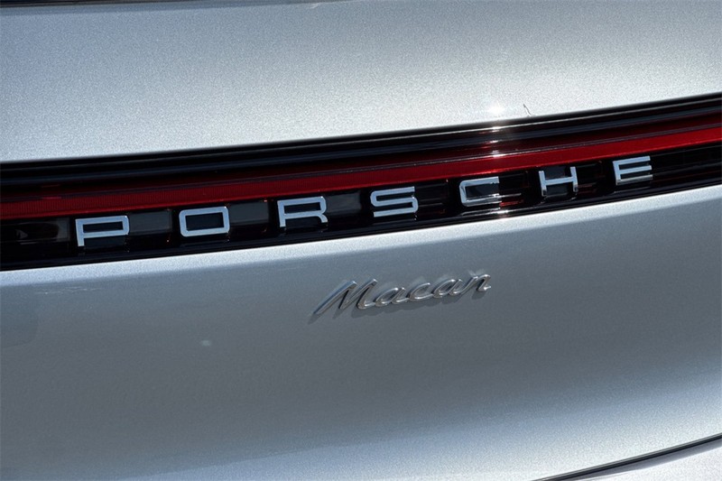 Porsche Macan Vehicle Full-screen Gallery Image 26