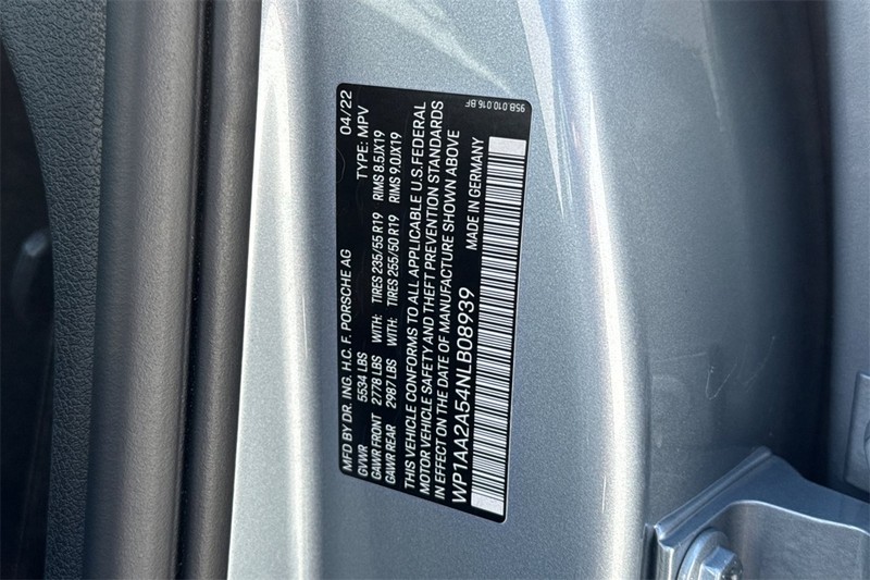 Porsche Macan Vehicle Full-screen Gallery Image 27