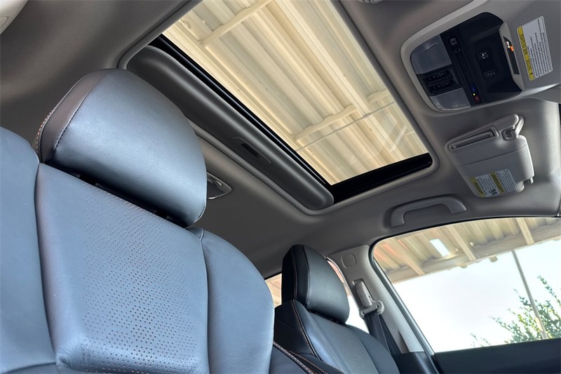 Subaru Crosstrek Vehicle Full-screen Gallery Image 16