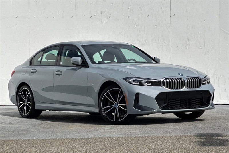 BMW 3 Series Vehicle Full-screen Gallery Image 02