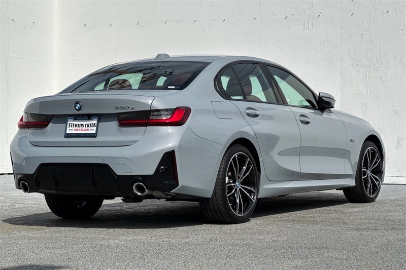 BMW 3 Series Vehicle Full-screen Gallery Image 04