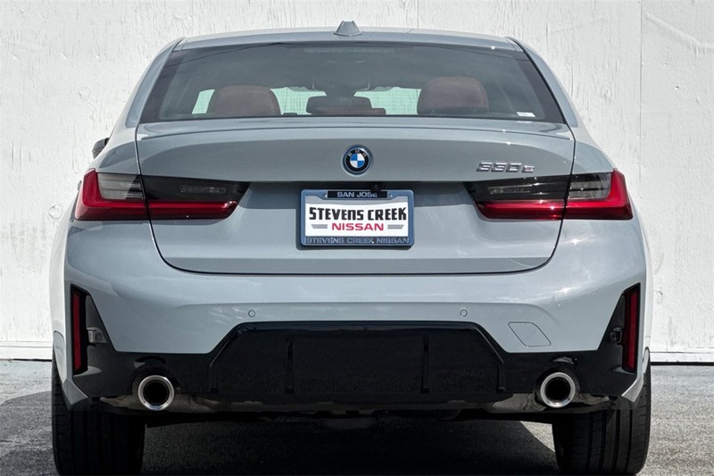 BMW 3 Series Vehicle Full-screen Gallery Image 05