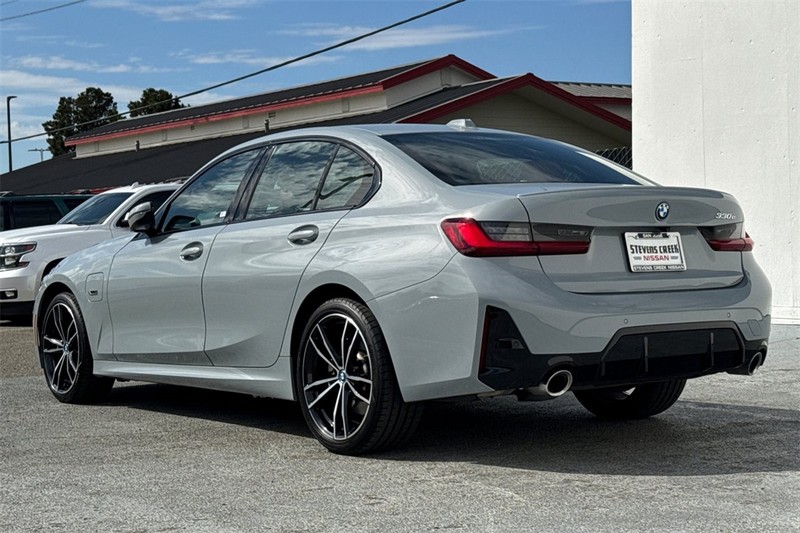 BMW 3 Series Vehicle Full-screen Gallery Image 06