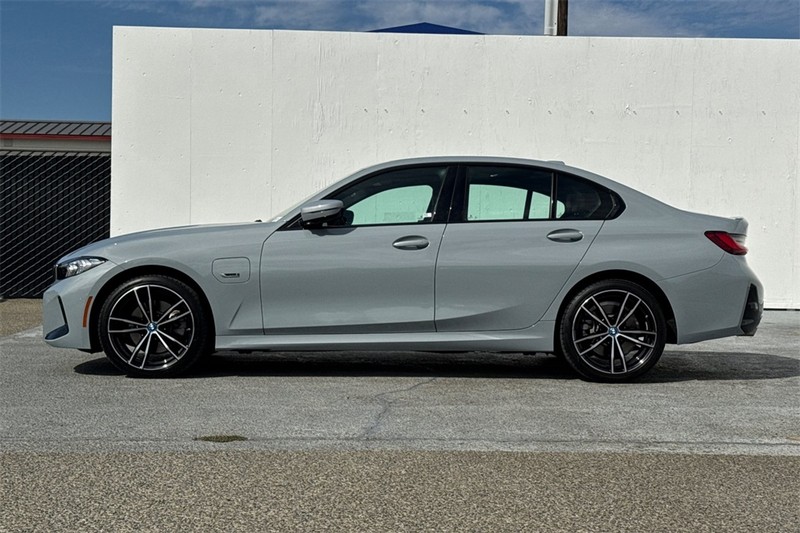 BMW 3 Series Vehicle Full-screen Gallery Image 07