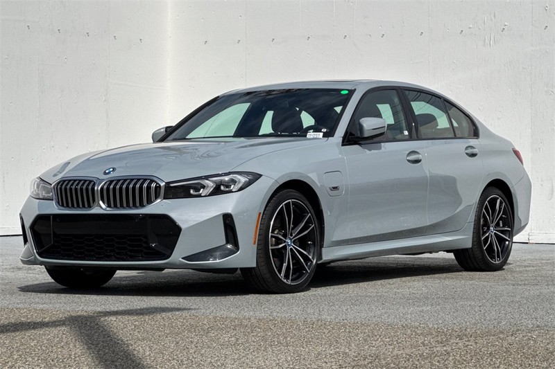 BMW 3 Series Vehicle Full-screen Gallery Image 08