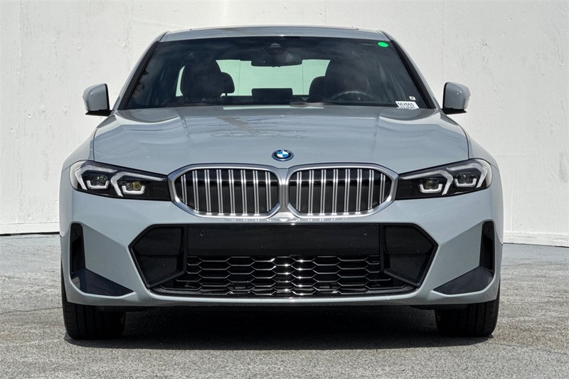 BMW 3 Series Vehicle Full-screen Gallery Image 09