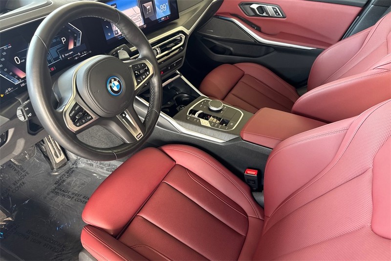 BMW 3 Series Vehicle Full-screen Gallery Image 10