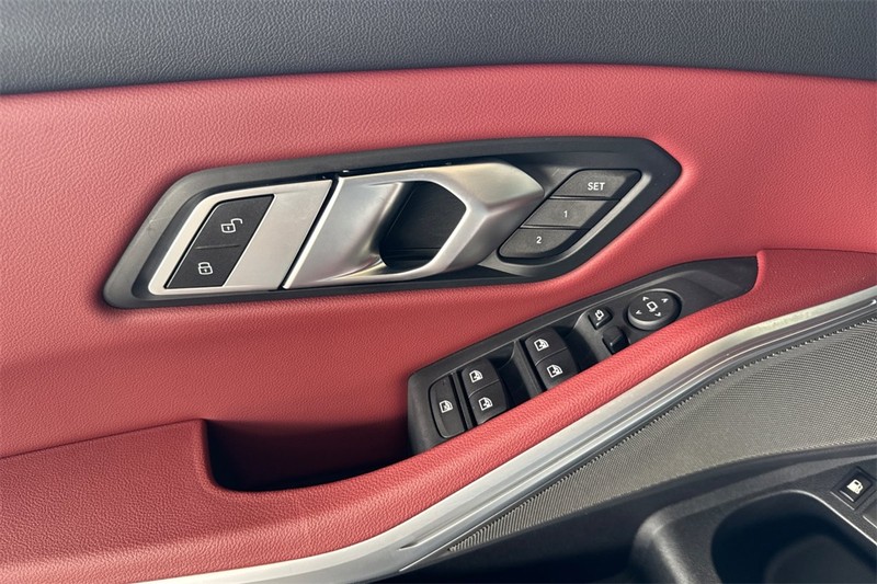 BMW 3 Series Vehicle Full-screen Gallery Image 11