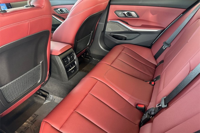 BMW 3 Series Vehicle Full-screen Gallery Image 12