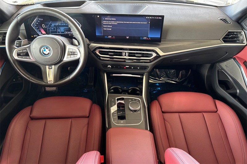 BMW 3 Series Vehicle Full-screen Gallery Image 13