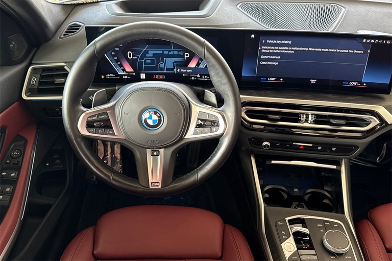 BMW 3 Series Vehicle Full-screen Gallery Image 14