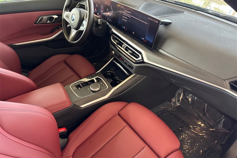 BMW 3 Series Vehicle Full-screen Gallery Image 15