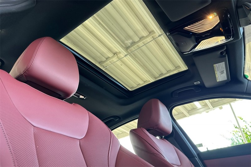 BMW 3 Series Vehicle Full-screen Gallery Image 16