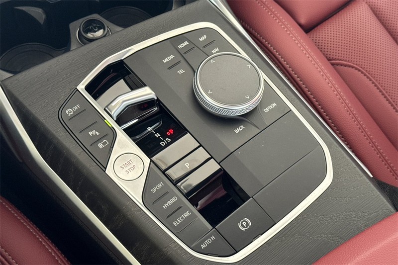 BMW 3 Series Vehicle Full-screen Gallery Image 21