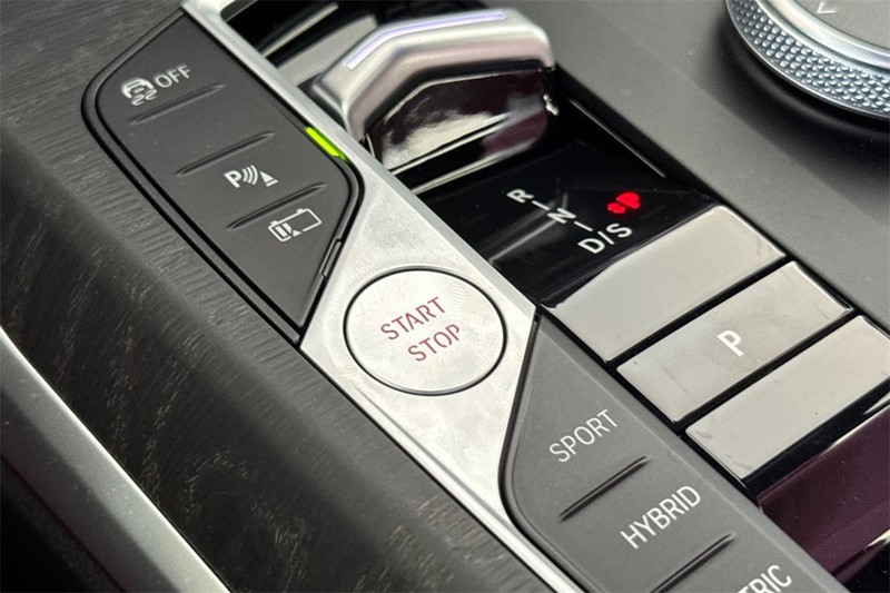 BMW 3 Series Vehicle Full-screen Gallery Image 22