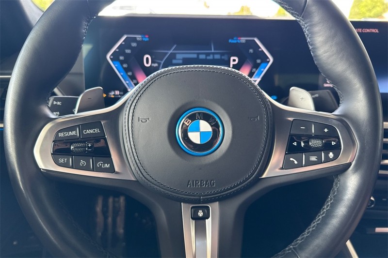 BMW 3 Series Vehicle Full-screen Gallery Image 23