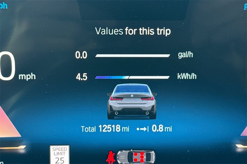 BMW 3 Series Vehicle Full-screen Gallery Image 25