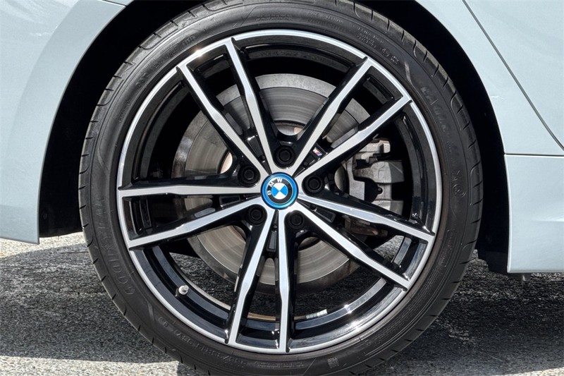 BMW 3 Series Vehicle Full-screen Gallery Image 26