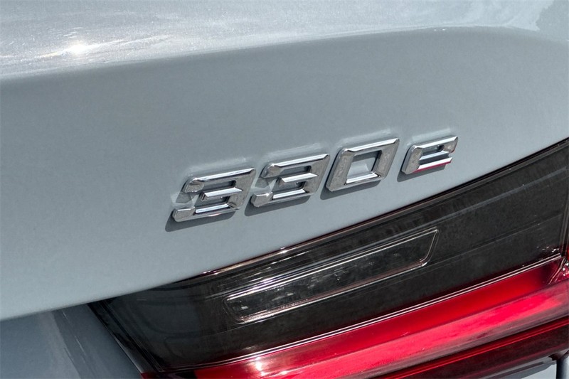 BMW 3 Series Vehicle Full-screen Gallery Image 27