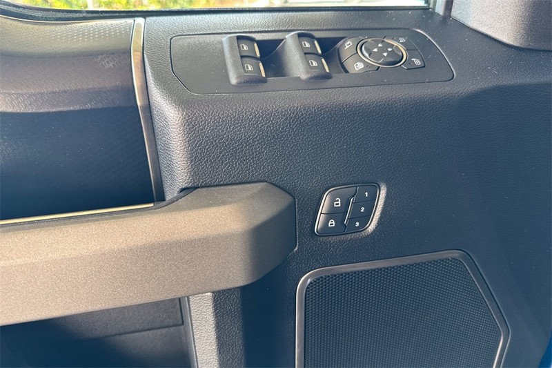 Ford F-150 Vehicle Full-screen Gallery Image 11