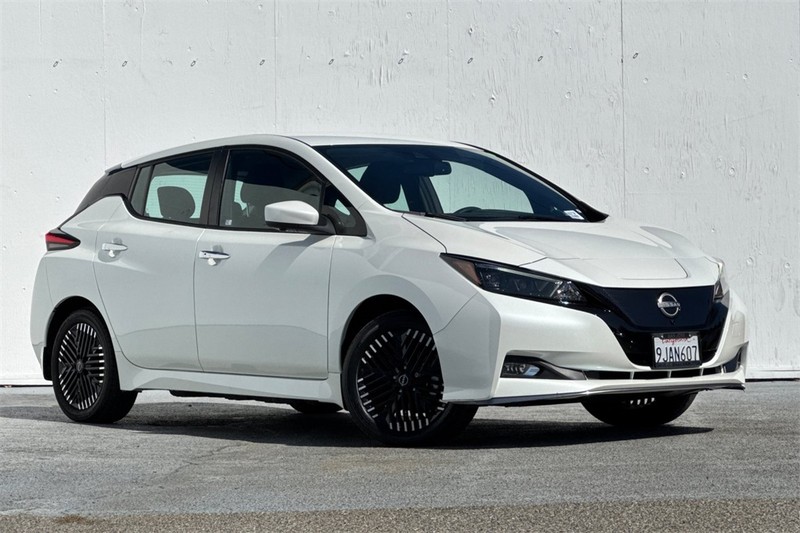 Nissan LEAF Vehicle Full-screen Gallery Image 02