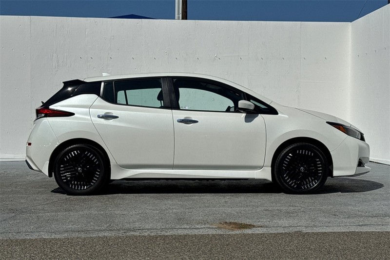 Nissan LEAF Vehicle Full-screen Gallery Image 03