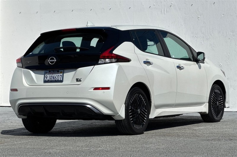 Nissan LEAF Vehicle Full-screen Gallery Image 04