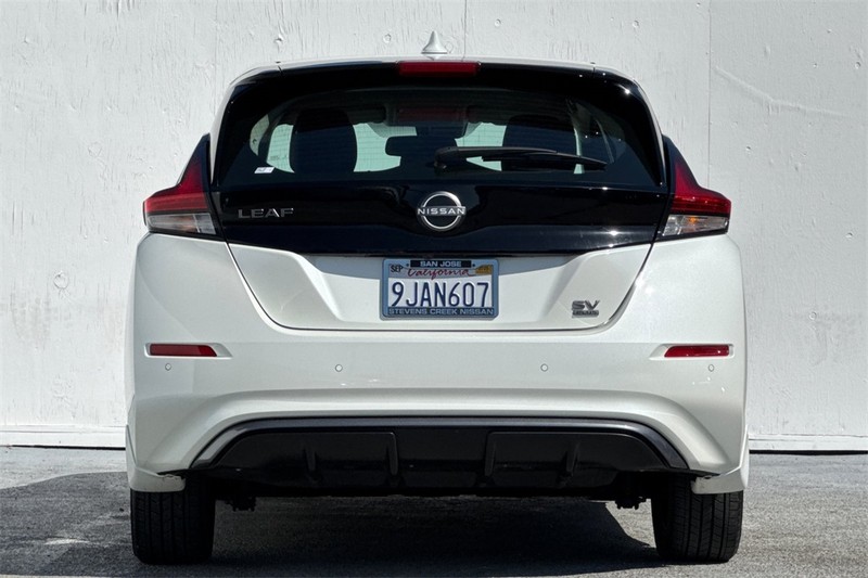 Nissan LEAF Vehicle Full-screen Gallery Image 05