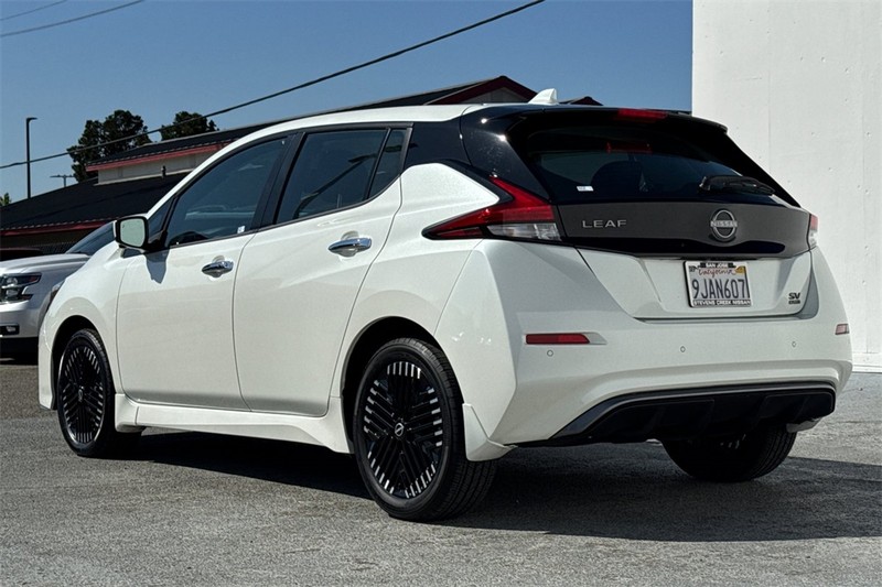 Nissan LEAF Vehicle Full-screen Gallery Image 06