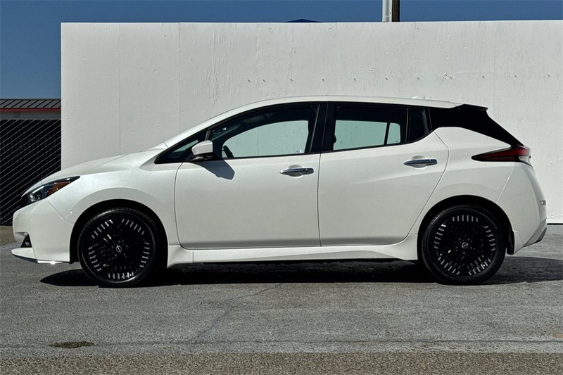 Nissan LEAF Vehicle Full-screen Gallery Image 07