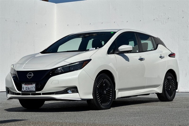 Nissan LEAF Vehicle Full-screen Gallery Image 08