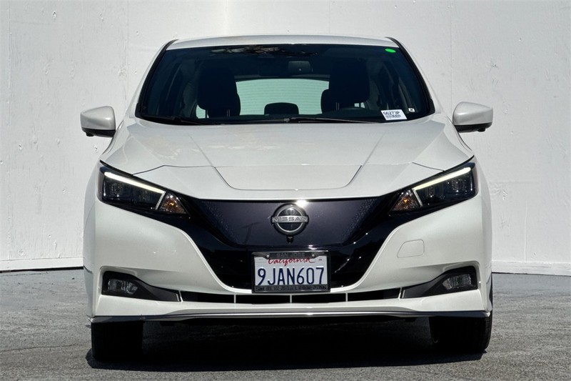 Nissan LEAF Vehicle Full-screen Gallery Image 09