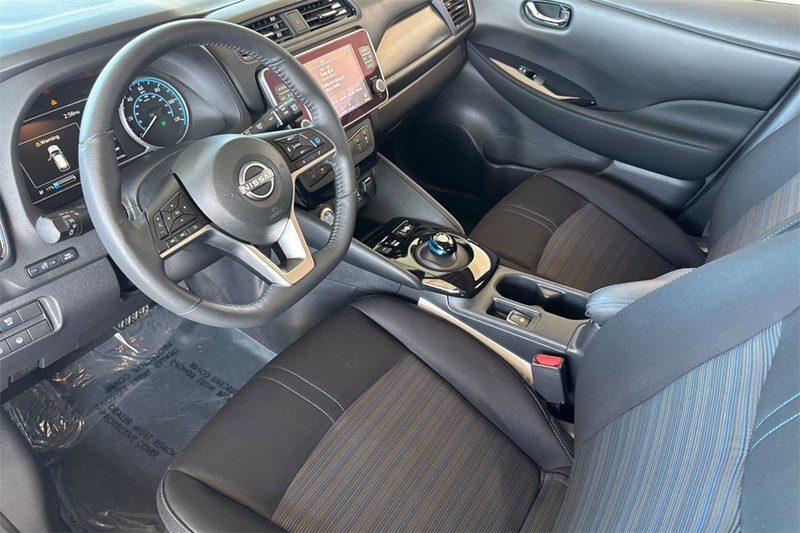 Nissan LEAF Vehicle Full-screen Gallery Image 10