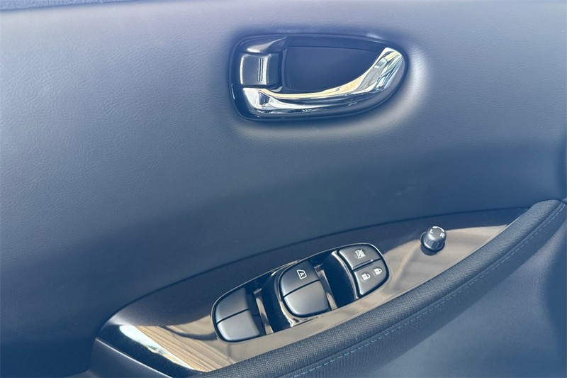 Nissan LEAF Vehicle Full-screen Gallery Image 11