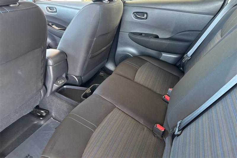 Nissan LEAF Vehicle Full-screen Gallery Image 12