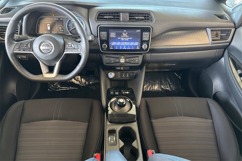 Nissan LEAF Vehicle Full-screen Gallery Image 13