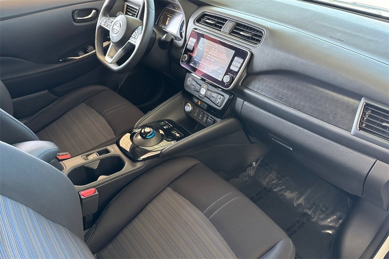 Nissan LEAF Vehicle Full-screen Gallery Image 15