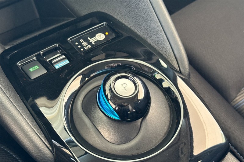 Nissan LEAF Vehicle Full-screen Gallery Image 21