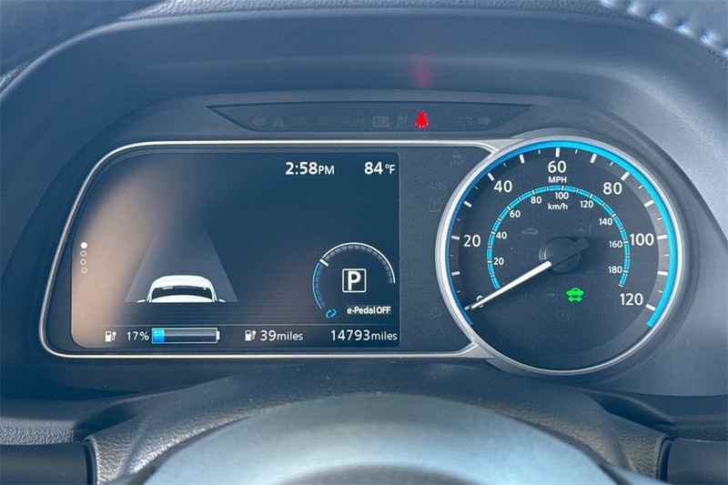 Nissan LEAF Vehicle Full-screen Gallery Image 24