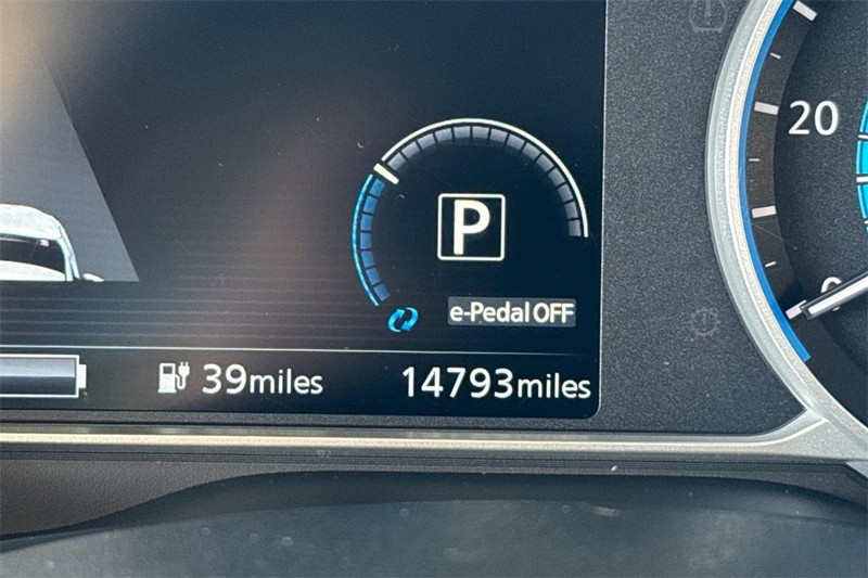 Nissan LEAF Vehicle Full-screen Gallery Image 25