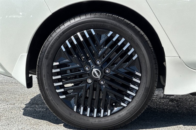 Nissan LEAF Vehicle Full-screen Gallery Image 26