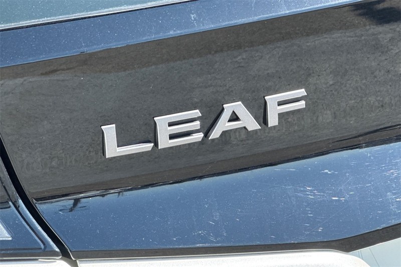 Nissan LEAF Vehicle Full-screen Gallery Image 27