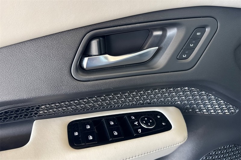 Nissan ARIYA Vehicle Full-screen Gallery Image 11