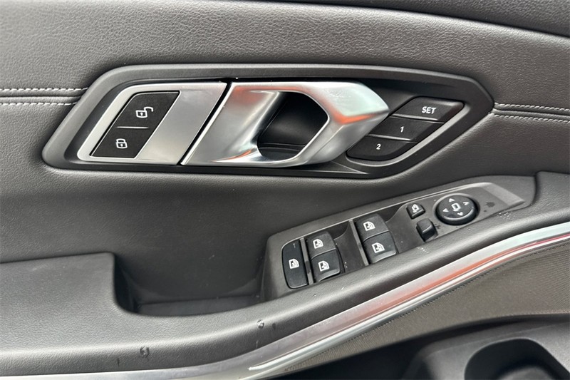 BMW M3 Vehicle Full-screen Gallery Image 11