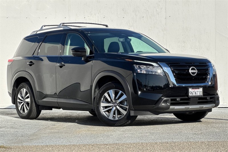 Nissan Pathfinder Vehicle Full-screen Gallery Image 02